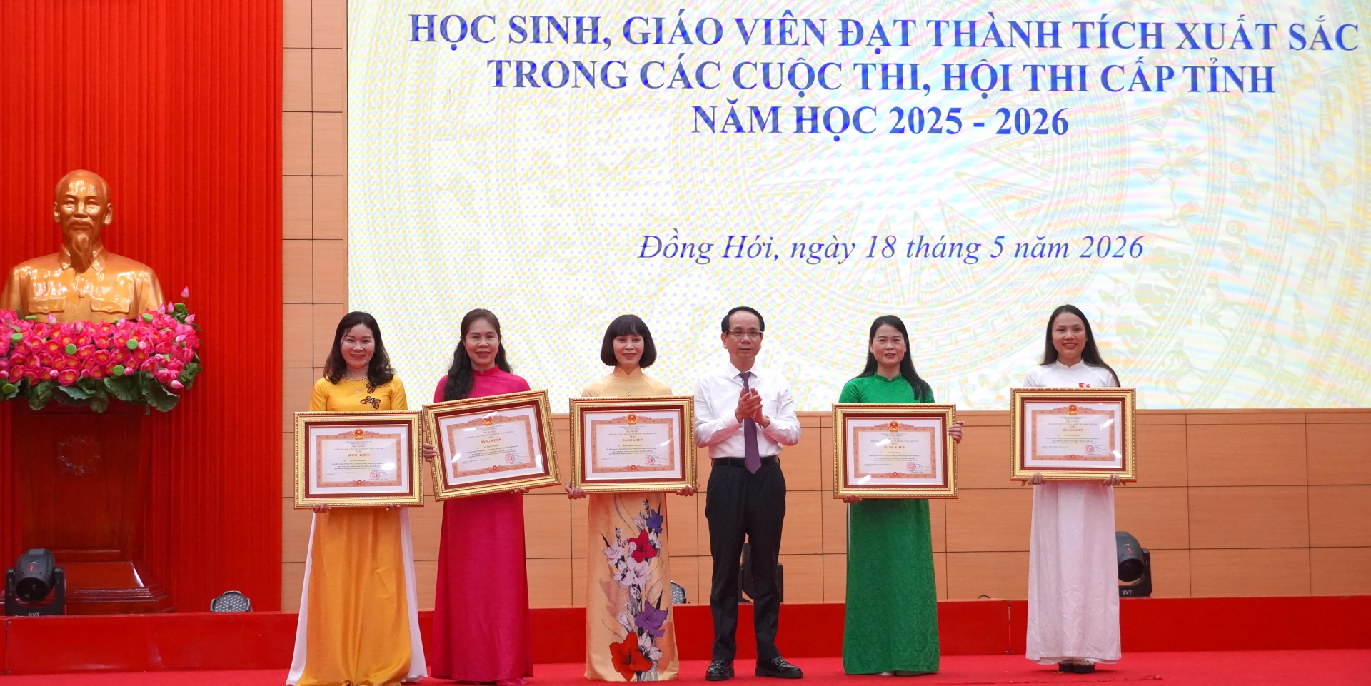 Đồng chí Bí thư Đảng ủy phường Đồng Hới Phan Mạnh Hùng trao bằng khen của Thủ tướng Chính phủ cho các cá nhân - Ảnh: H.Tr