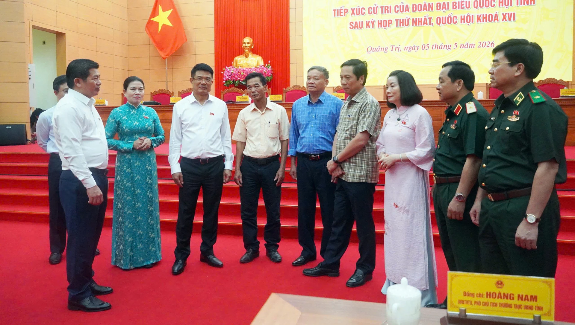 Các ĐBQH tỉnh trò chuyện với cử tri - Ảnh: N.M