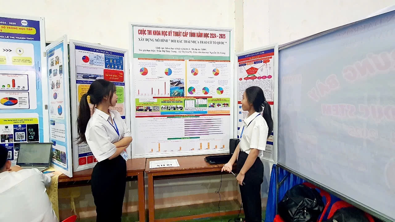 Trình bày đề tài “Mô hình đổi rác thải nhựa-trao cờ Tổ quốc” tại cuộc thi Khoa học kỹ thuật cấp tỉnh - Ảnh: N.D