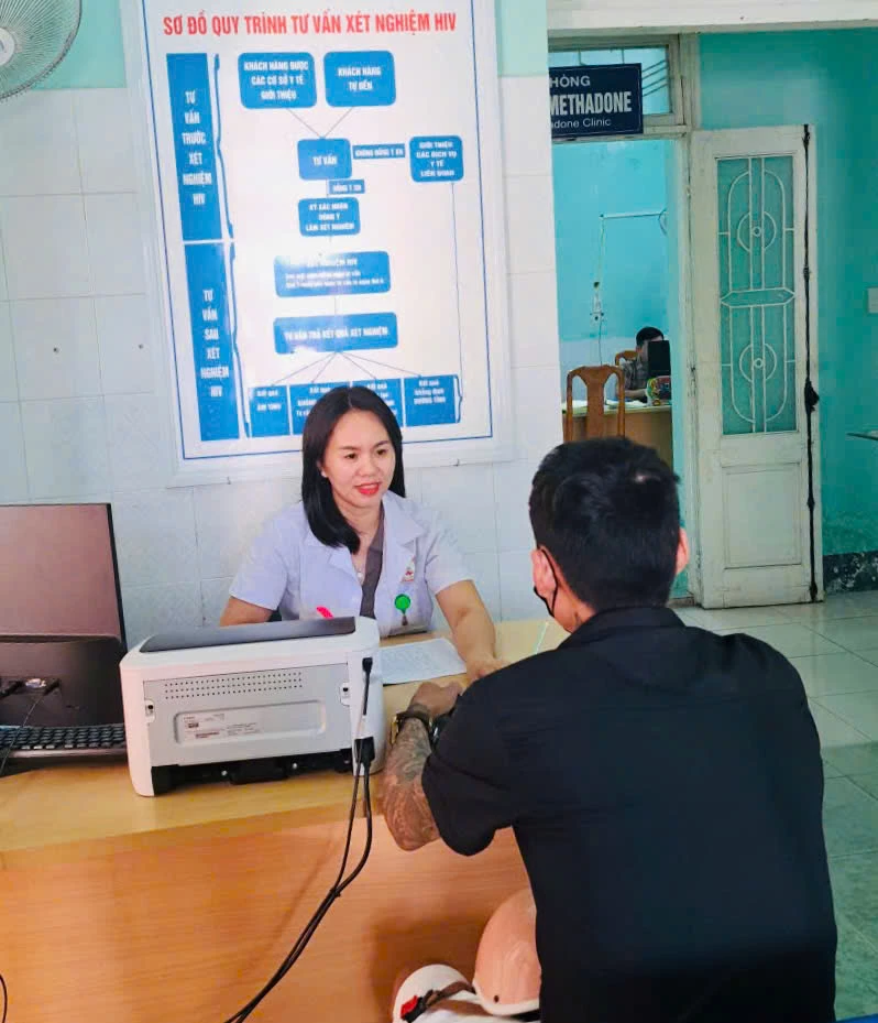 Nhân viên Trung tâm Kiểm soát bệnh tật tỉnh tư vấn xét nghiệm HIV cho bệnh nhân - Ảnh: H.N