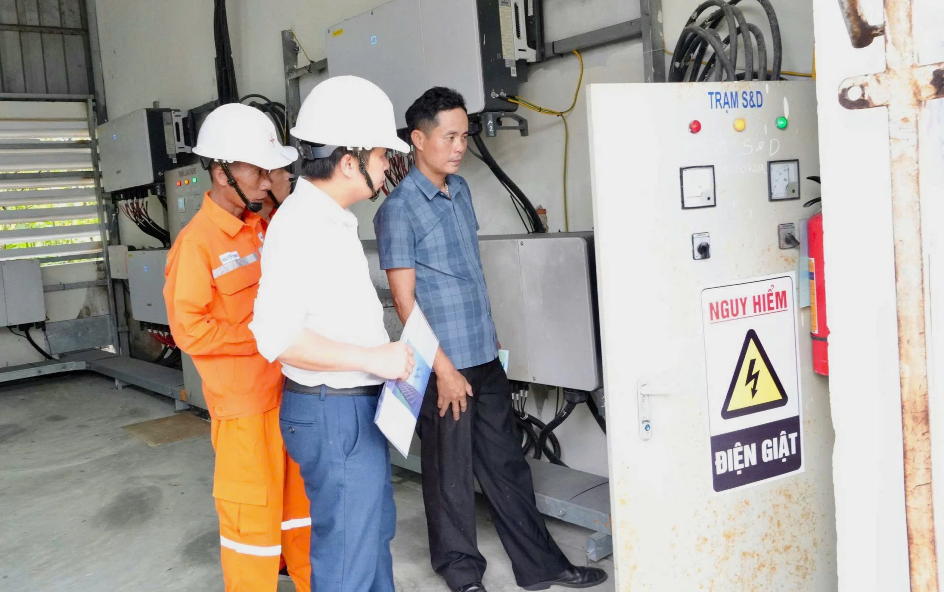 PC Quảng Trị phối hợp với các khách hàng sử dụng công tơ nhiều biểu giá để thực hiện cài đặt lại khung giờ - Ảnh: V.L