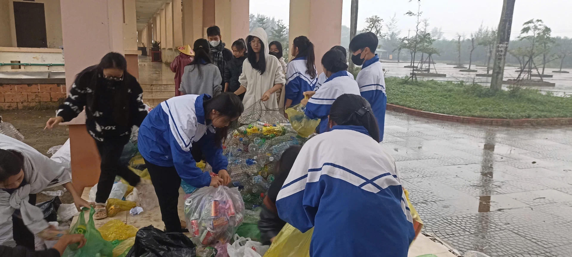 Các em học sinh đang phân chia các loại rác thải nhựa tại Trường THCS&THPT Cửa Việt - Ảnh: N.D