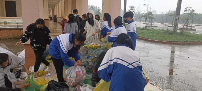 'Đổi rác thải nhựa-trao cờ Tổ quốc'
