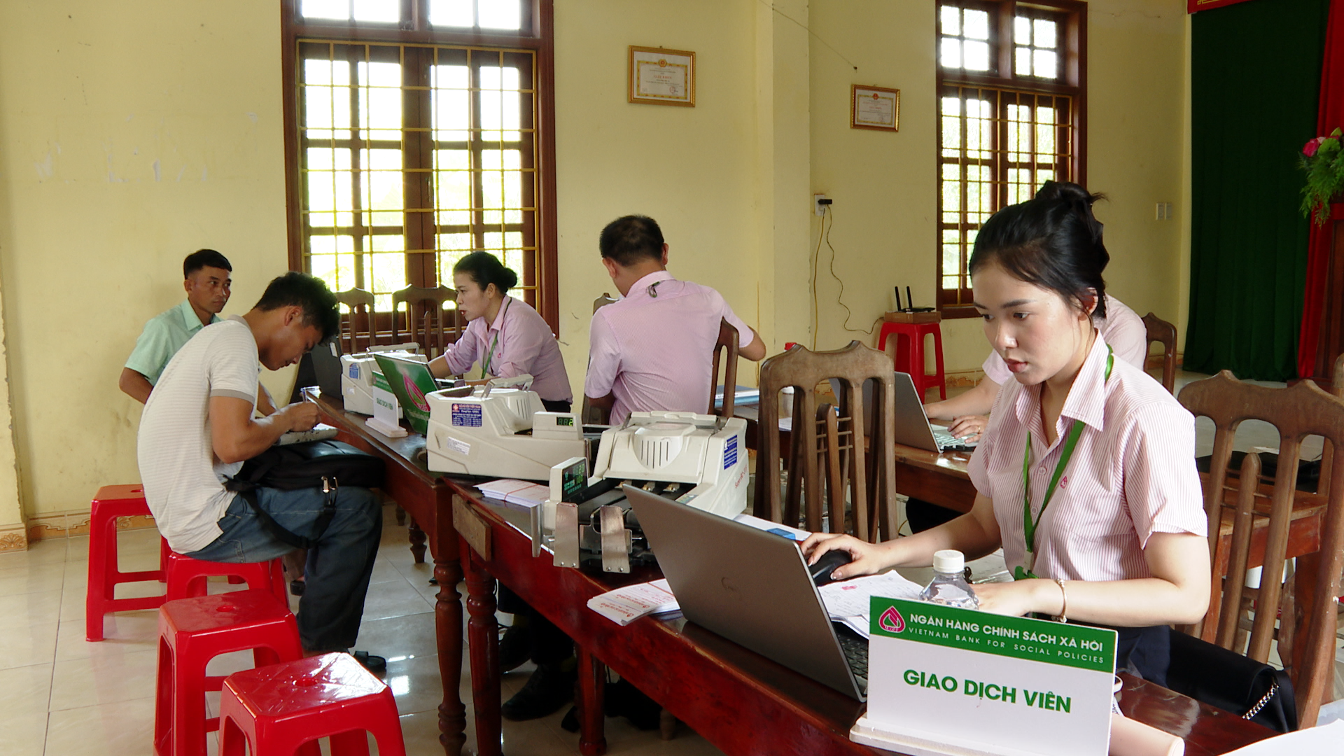 Thanh niên tham gia vay vốn tại Ngân hàng Chính sách xã hội khu vực Đakrông - Ảnh: N.D