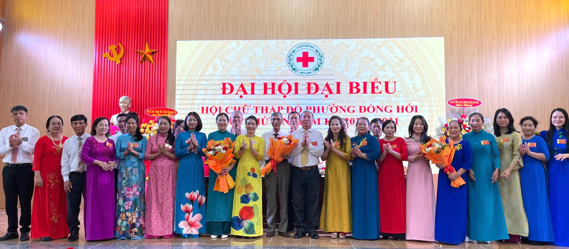 Lãnh đạo Hội CTĐ tỉnh, phường Đồng Hới tặng hoa chúc mừng Ban Chấp hành Hội CTĐ phường Đồng Hới nhiệm kỳ 2026-2031 - Ảnh: H.Tr.