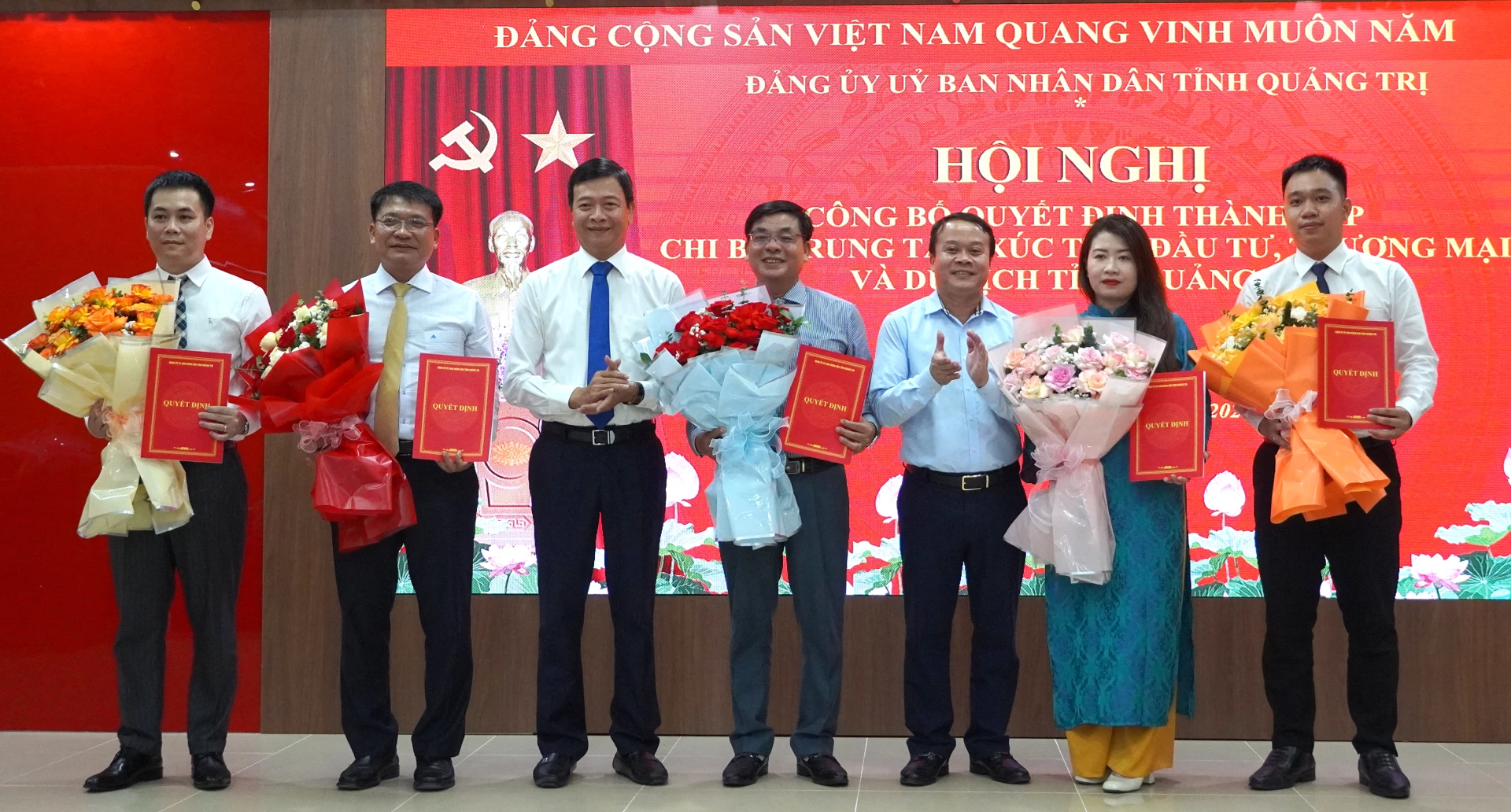Đại diện lãnh đạo Đảng ủy UBND tỉnh trao quyết định và tặng hoa chúc mừng Ban Chấp hành Chi bộ Trung tâm Xúc tiến Đầu tư, Thương mại và Du lịch tỉnh - Ảnh: H.Tr.