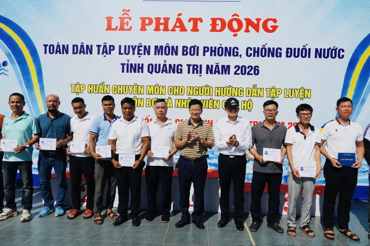 Ban tổ chức trao giấy chứng nhận hoàn thành lớp tập huấn môn bơi và nhân viên cứu hộ năm 2026 - Ảnh: K.H
