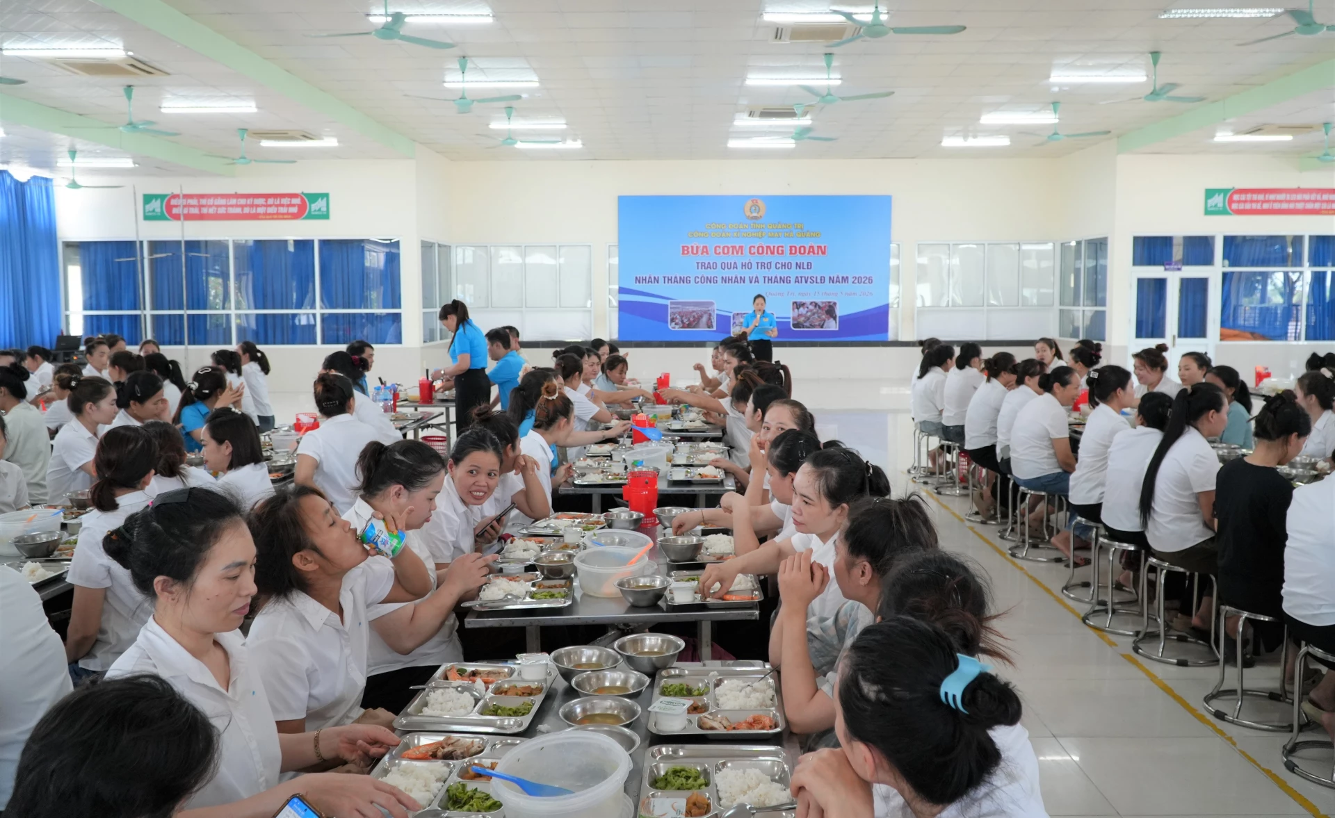 “Bữa cơm Công đoàn” trong không khí ấm áp, gắn kết tại Xí nghiệp May Hà Quảng - Ảnh: H.C