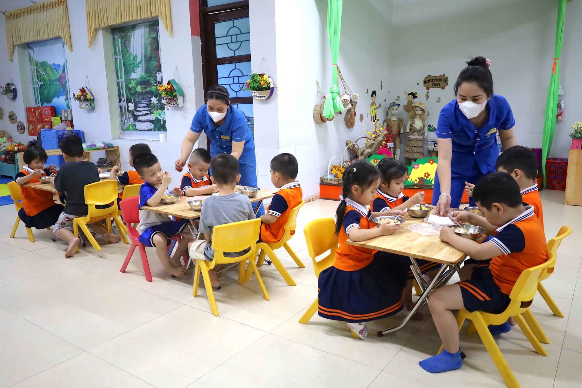 Bữa ăn vui khỏe tại Trường mầm non Hoa Hồng - Ảnh: Q.N