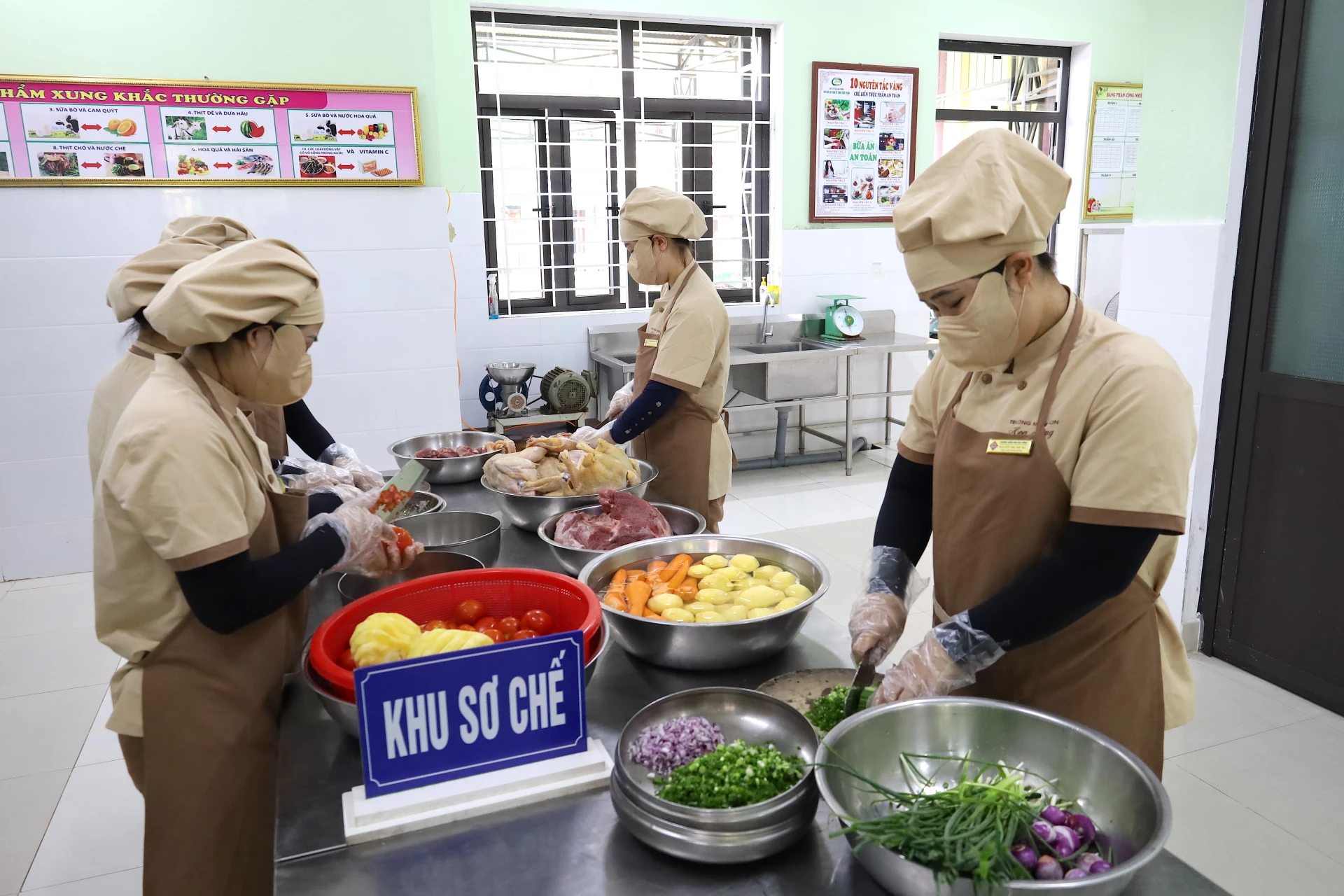 Khu vực sơ chế thức ăn tại Trường mầm non Hoa Hồng - Ảnh: Q.N