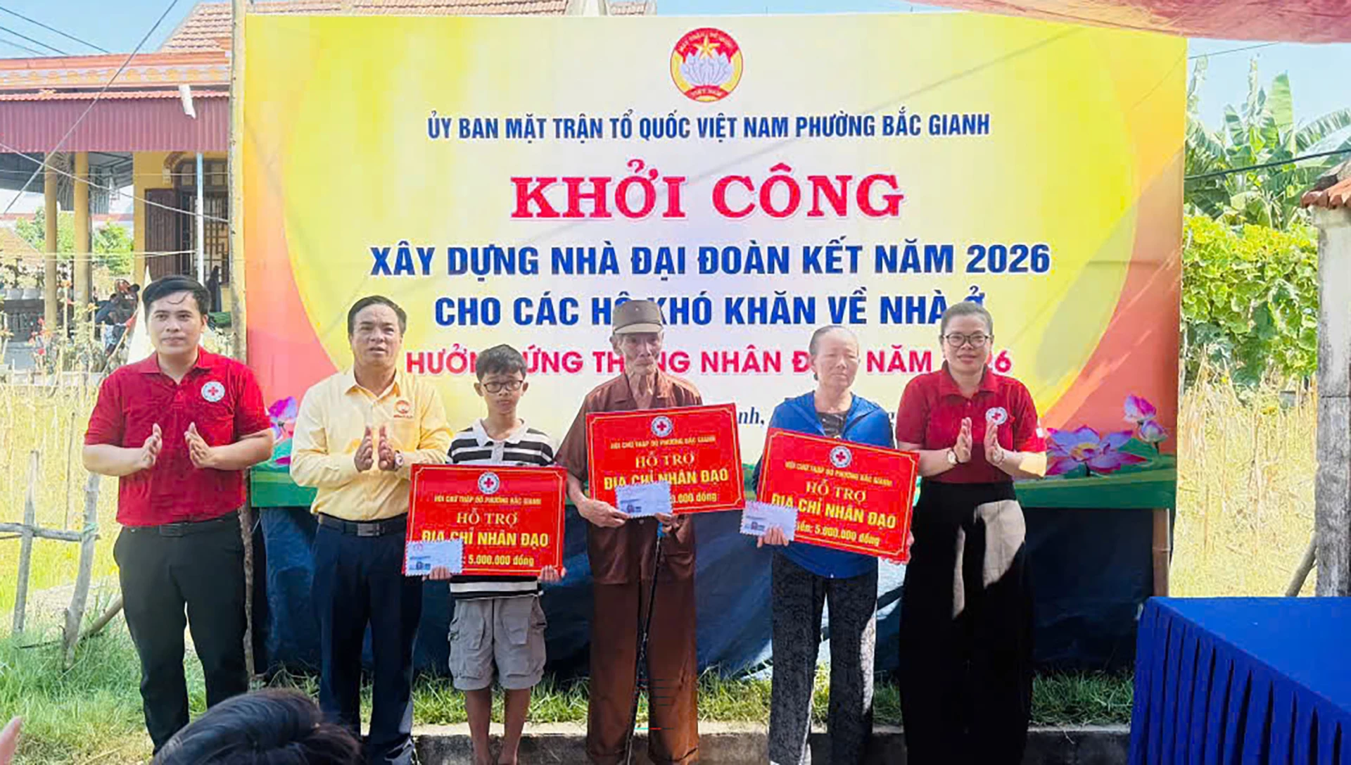 Ủy ban MTTQ Việt Nam và Hội Chữ thập đỏ phường tặng quà cho 3 gia đình có hoàn cảnh khó khăn - Ảnh: N.M