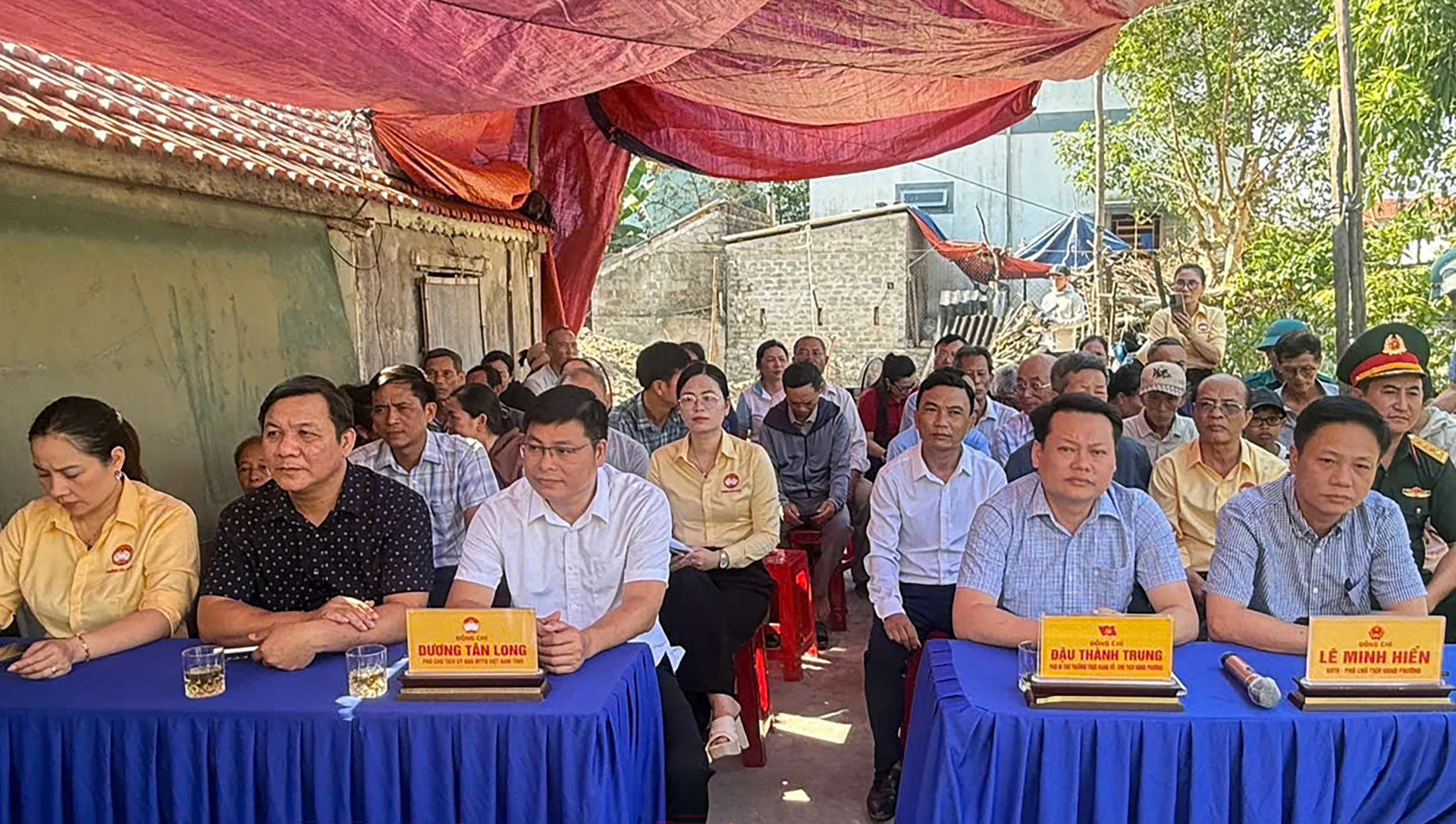 Các đồng chí lãnh đạo Ủy ban MTTQVN tỉnh, lãnh đạo phường Bắc Gianh và bà con dự lễ khởi công nhà Đại đoàn kết - Ảnh: N.M