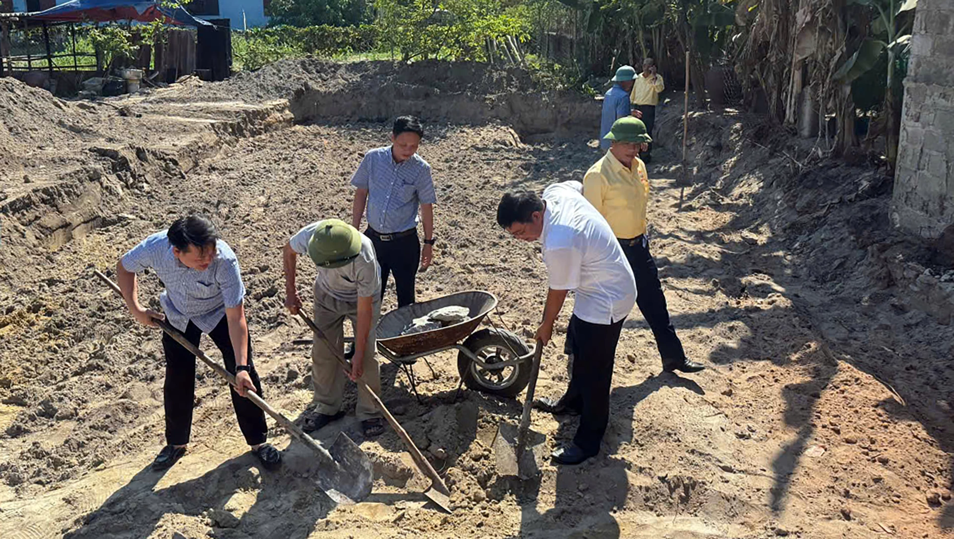 Các đại biểu khởi công nhà Đại đoàn kết tặng gia đình ông Nguyễn Ngọc Toa, TDP Diên Phúc - Ảnh: N.M