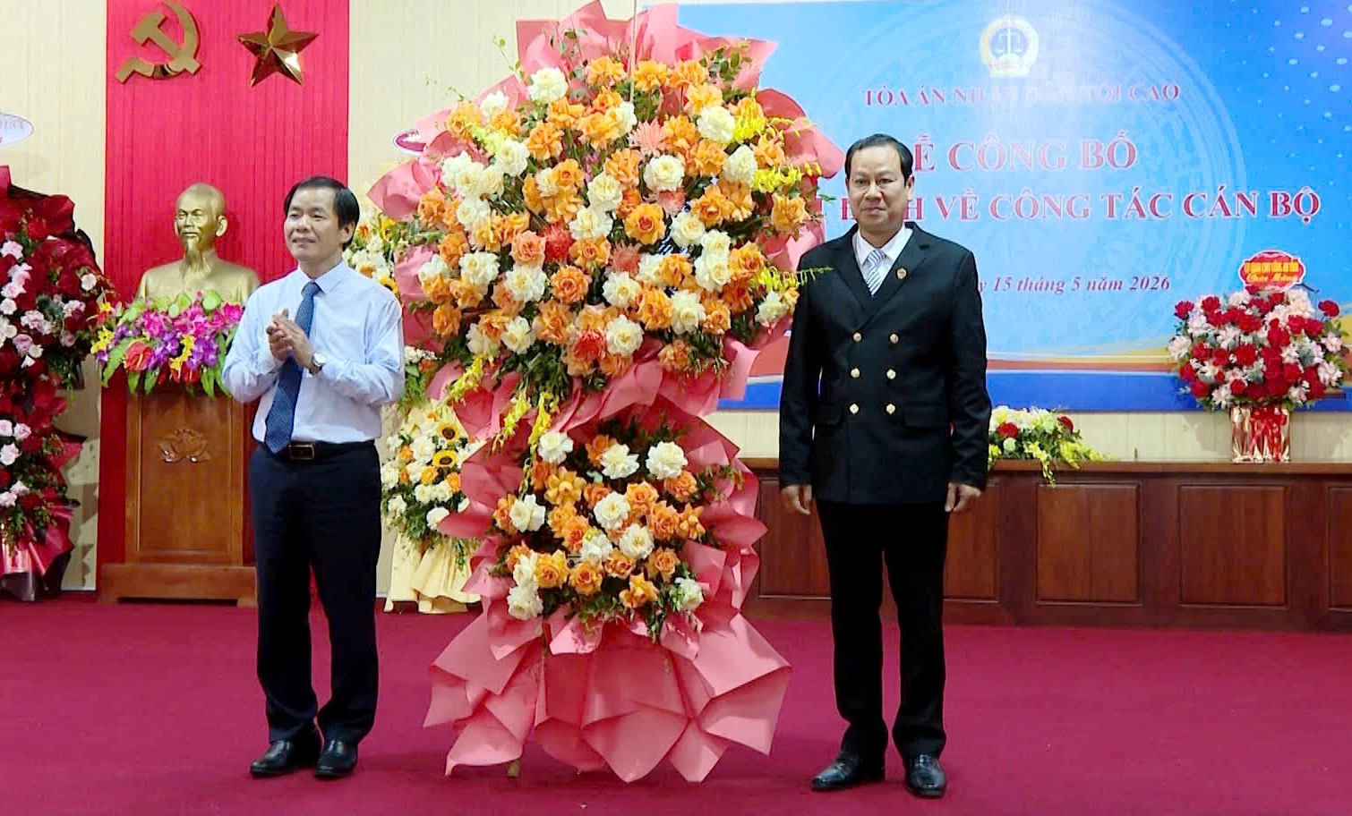 Đồng chí Nguyễn Văn Phương, Bí thư Tỉnh ủy tặng hoa chúc mừng đồng chí Vũ Văn Minh, tân Chánh án Tòa án nhân dân tỉnh Quảng Trị - Ảnh: Thùy Trang