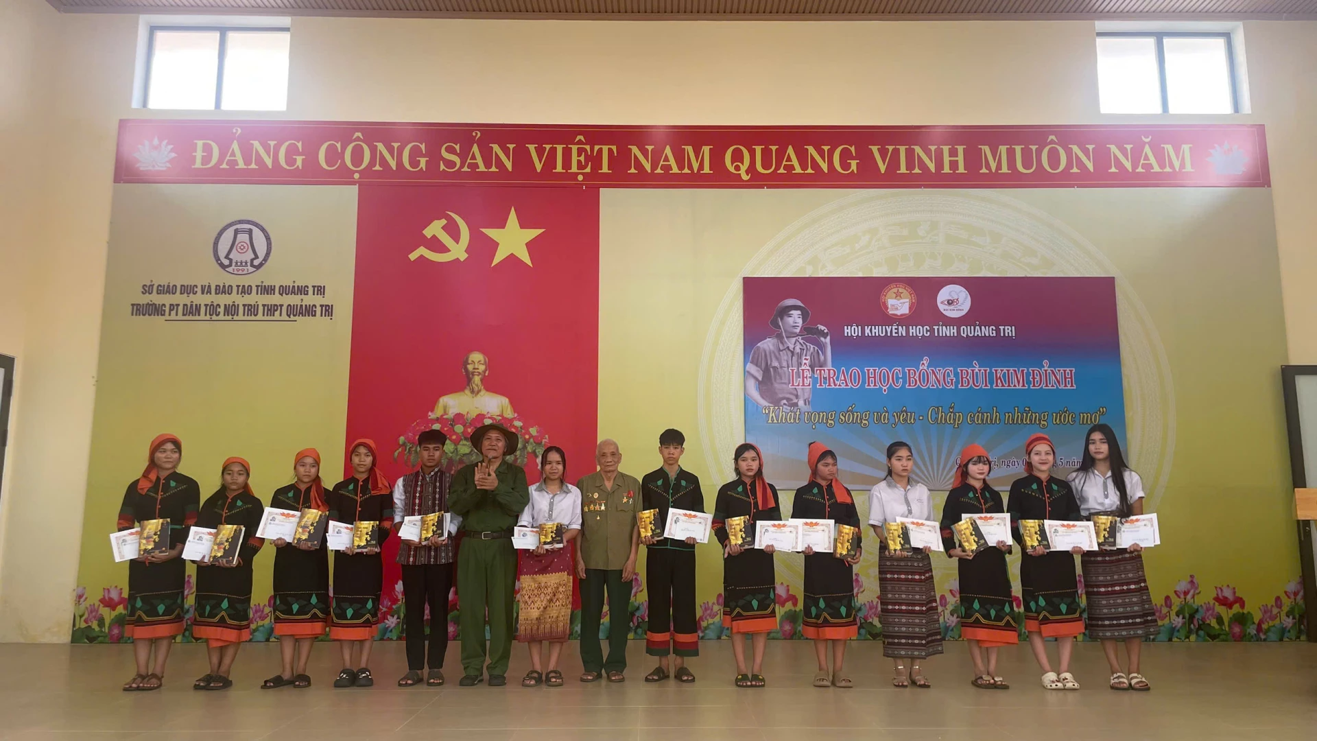 Đại diện gia đình Liệt sĩ Bùi Kim Đỉnh trao học bổng cho học sinh đồng bào dân tộc thiểu số - Ảnh: LT