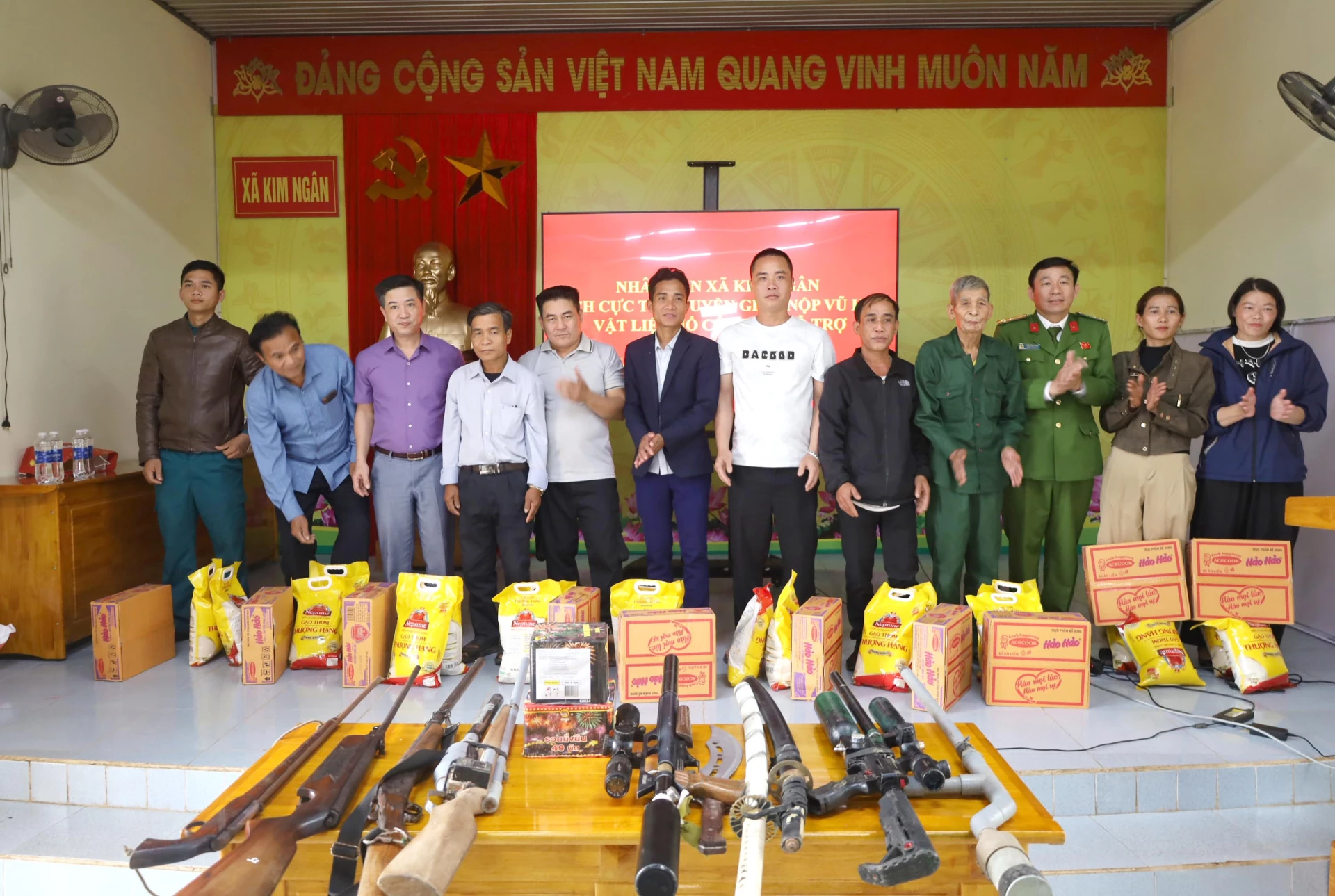 Mô hình “Đổi lương thực, thực phẩm lấy vũ khí, vật liệu nổ, công cụ hỗ trợ và pháo” do Công an xã Kim Ngân triển khai đạt nhiều kết quả tích cực - Ảnh: V.M