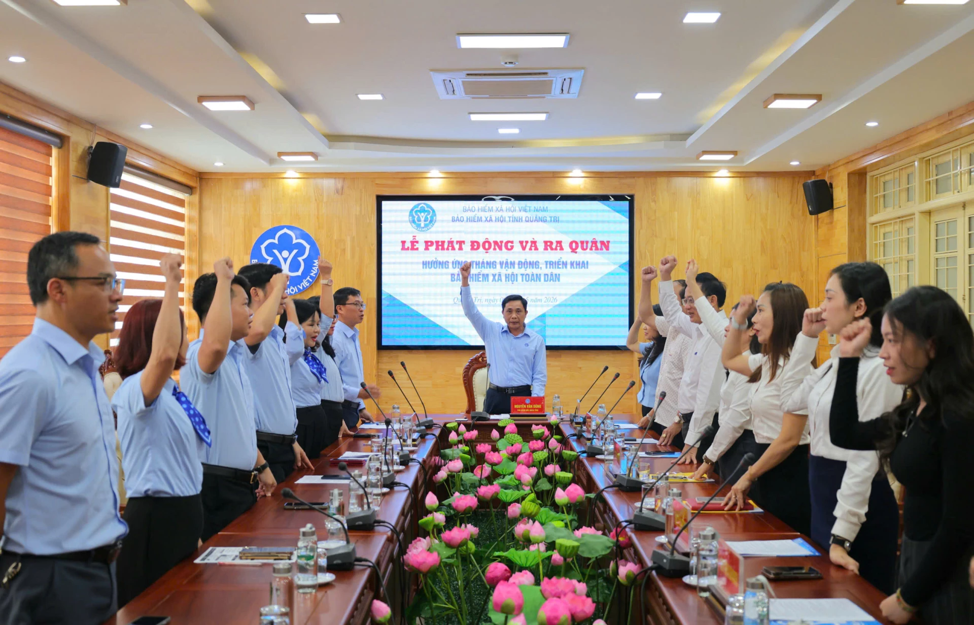 Các đại biểu tham gia hưởng ứng Tháng vận động, triển khai BHXH toàn dân - Ảnh: Thùy Trang