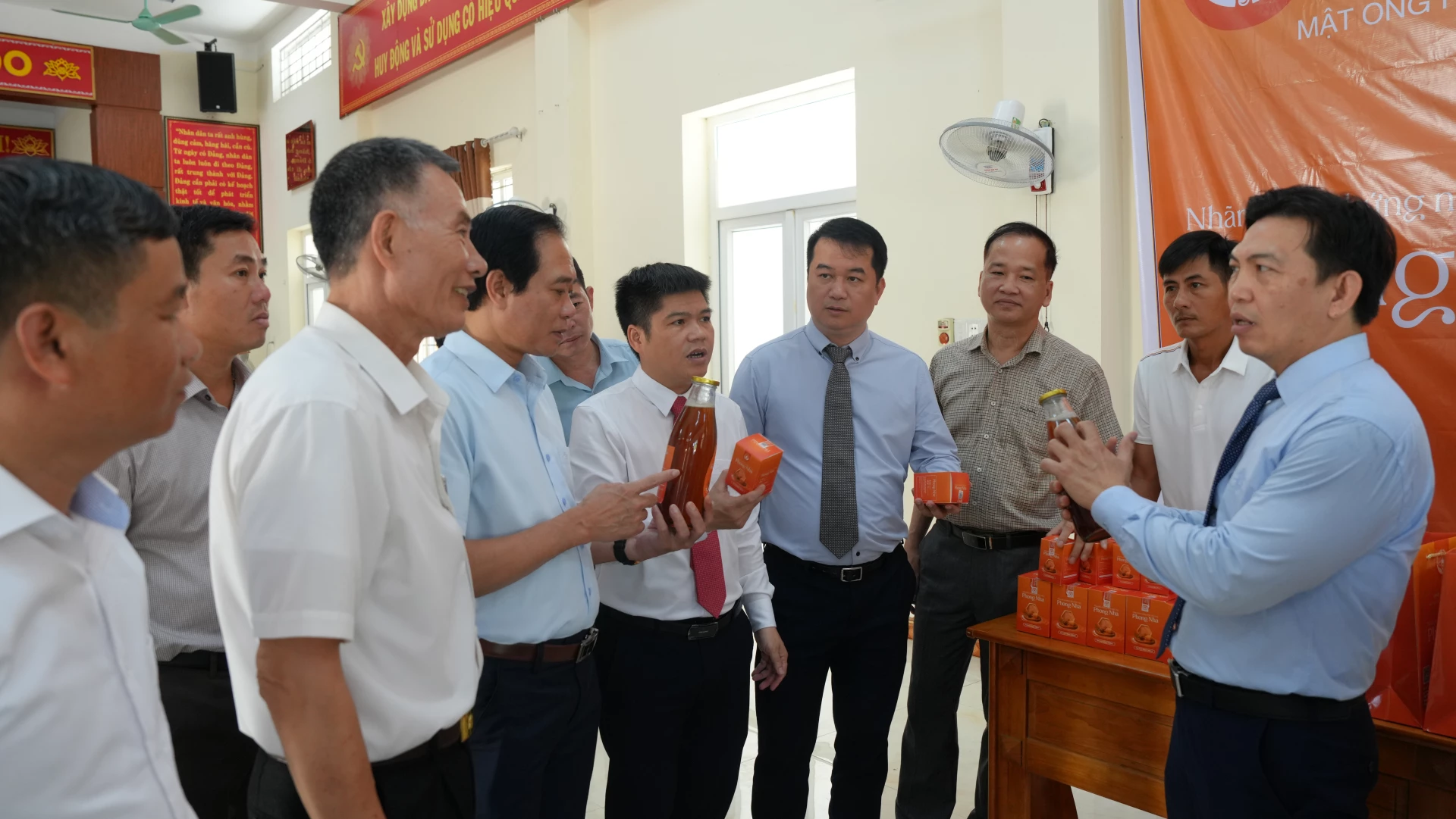 Các đại biểu tham quan khu trưng bày, giới thiệu sản phẩm “Mật ong Phong Nha” - Ảnh: K.H