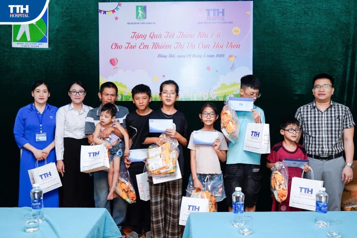 Tặng quà cho trẻ em khiếm thị nhân Ngày Quốc tế Thiếu nhi 1/6