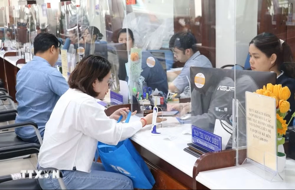 Hoạt động của Trung tâm Phục vụ hành chính công ngày càng hoàn thiện, nâng cao chất lượng phục vụ người dân và doanh nghiệp. (Ảnh: Bùi Giang/TTXVN)