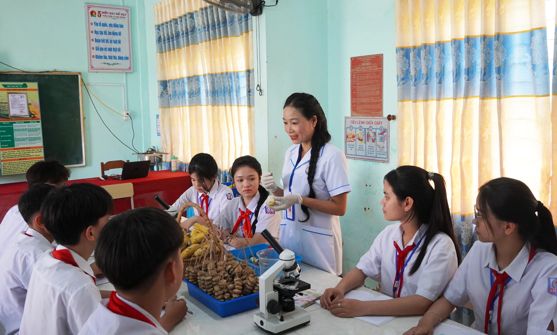Cô giáo Nguyễn Thị Bích Chi hướng dẫn học sinh nghiên cứu khoa học - Ảnh: P.P