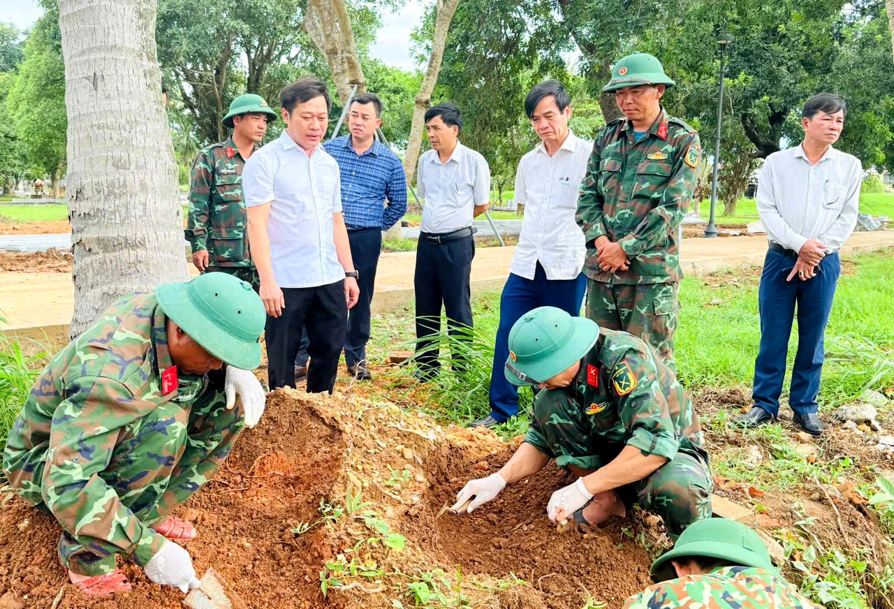 Hội CCB phường Quảng Trị cùng với các ngành chức năng tổ chức tìm kiếm, cất bốc, quy tập mộ liệt sĩ- Ảnh: T.L