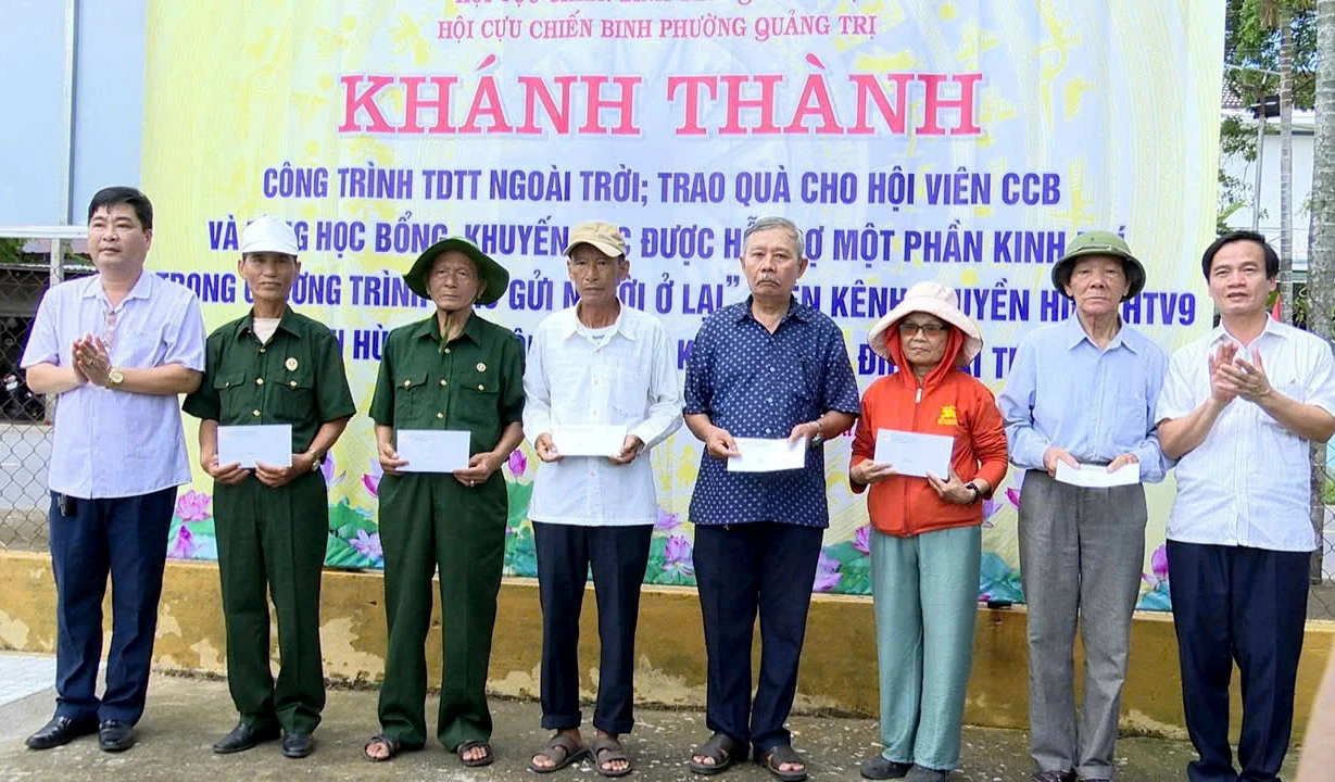 Trao quà cho các gia đình CCB có hoàn cảnh khó khăn- Ảnh: T.L