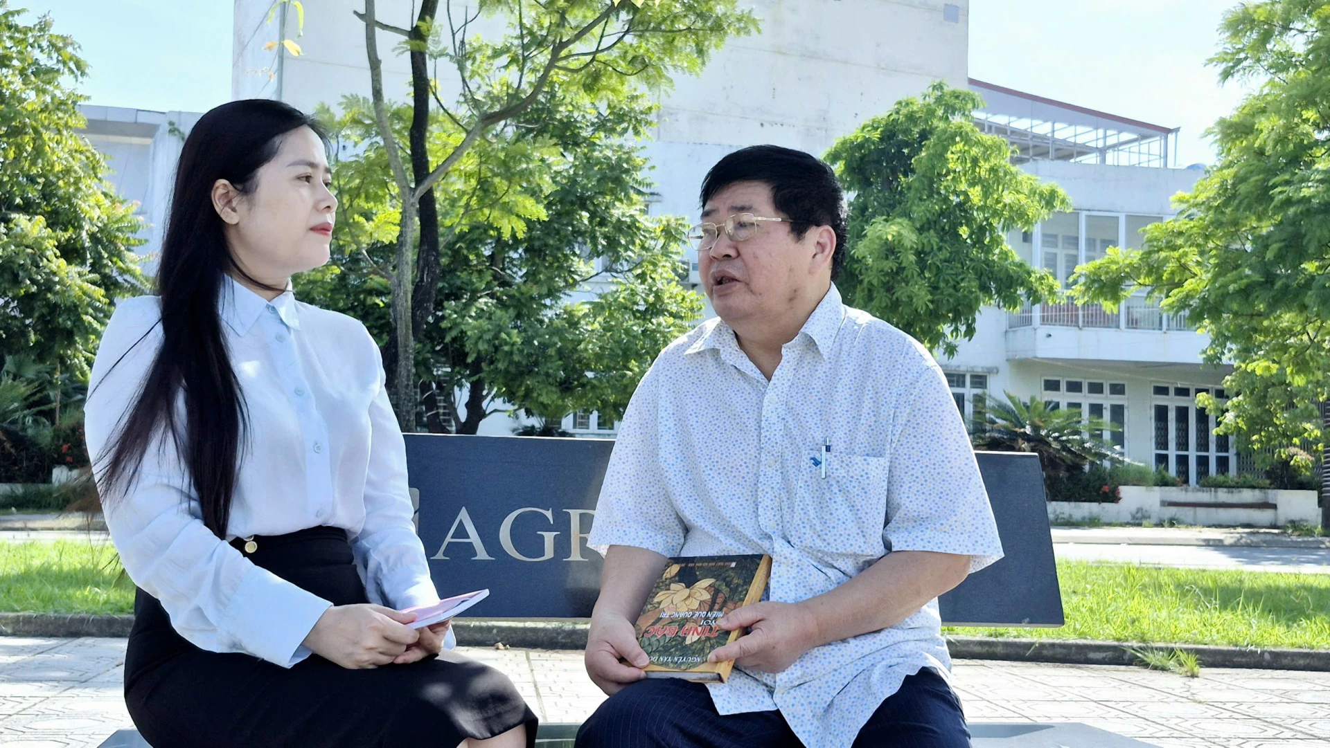 Nhà thơ Nguyễn Văn Dùng (phải) chia sẻ về quá trình sáng tác- Ảnh: ÁNH TUYẾT