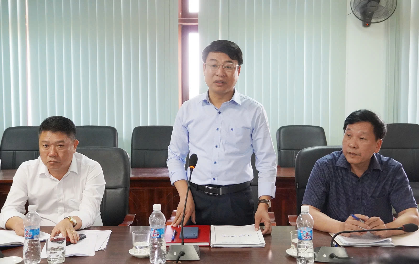 Lãnh đạo xã Quảng Trạch báo cáo tình hình - Ảnh: LT 