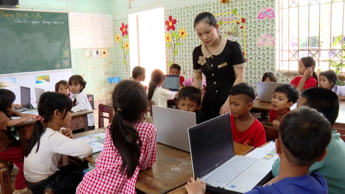 Nỗ lực đưa công nghệ số vào trường học vùng biên A Ngo