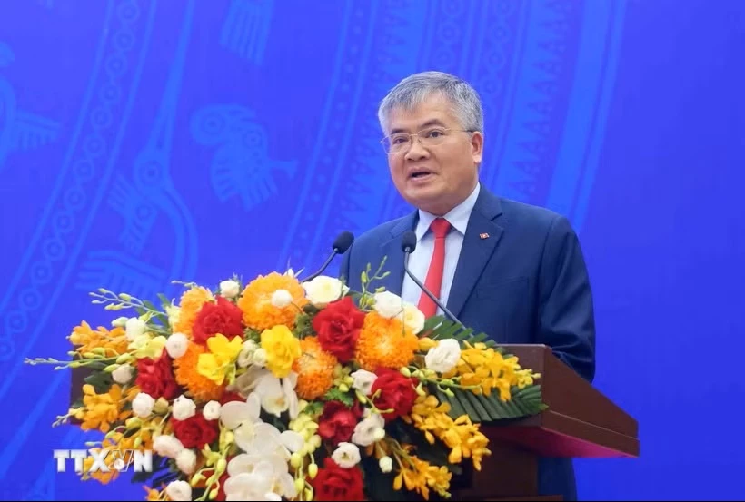 Phó Chủ nhiệm Văn phòng Chủ tịch nước Cấn Đình Tài công bố Quyết định đặc xá năm 2026 của Chủ tịch nước Cộng hoà xã hội chủ nghĩa Việt Nam. (Ảnh: Phạm Kiên/TTXVN)