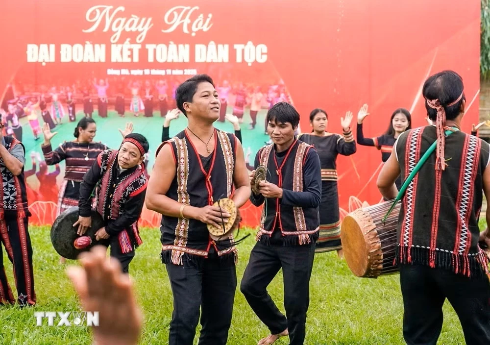 Màn trình diễn văn nghệ của đồng bào các dân tộc tại Làng Văn hóa-Du lịch các dân tộc Việt Nam. (Ảnh: Khánh Hòa/TTXVN)