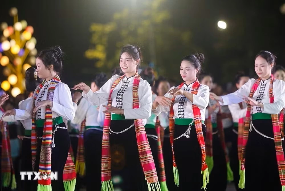 Phụ nữ dân tộc Thái duyên dáng trong trang phục truyền thống tại hội thi “Lung linh vòng Xòe” năm 2026. (Ảnh: Tuấn Anh/TTXVN)