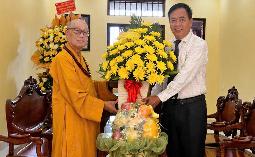 Đồng chí Nguyễn Đăng Quang, Phó Bí thư Tỉnh ủy, Chủ tịch HĐND tỉnh tặng hoa, quà chúc mừng Hòa thượng Thích Tánh Nhiếp, Trưởng ban Trị sự Giáo hội Phật giáo Việt Nam tỉnh - Ảnh: CTV