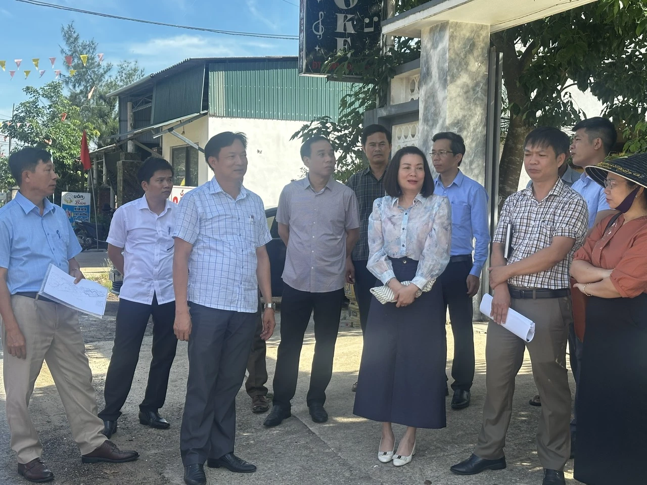 Đoàn ĐBQH khảo sát thực tế tại thôn Thâm Khê, xã Mỹ Thủy. Ảnh: V.A