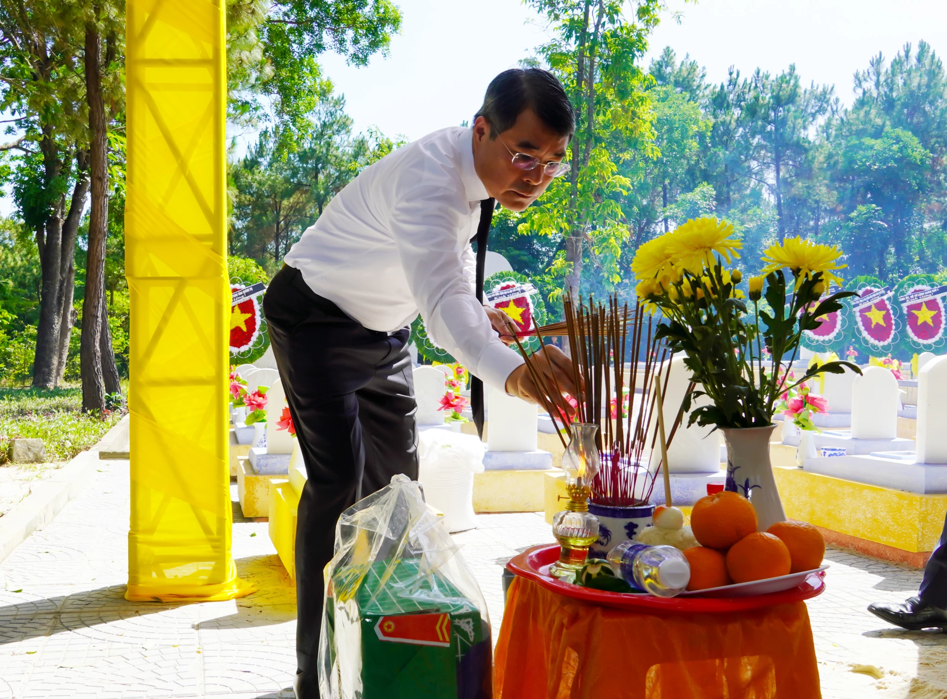 Đồng chí Thủ tướng Chính phủ Lê Minh Hưng dâng hương tri ân các Anh hùng, liệt sĩ