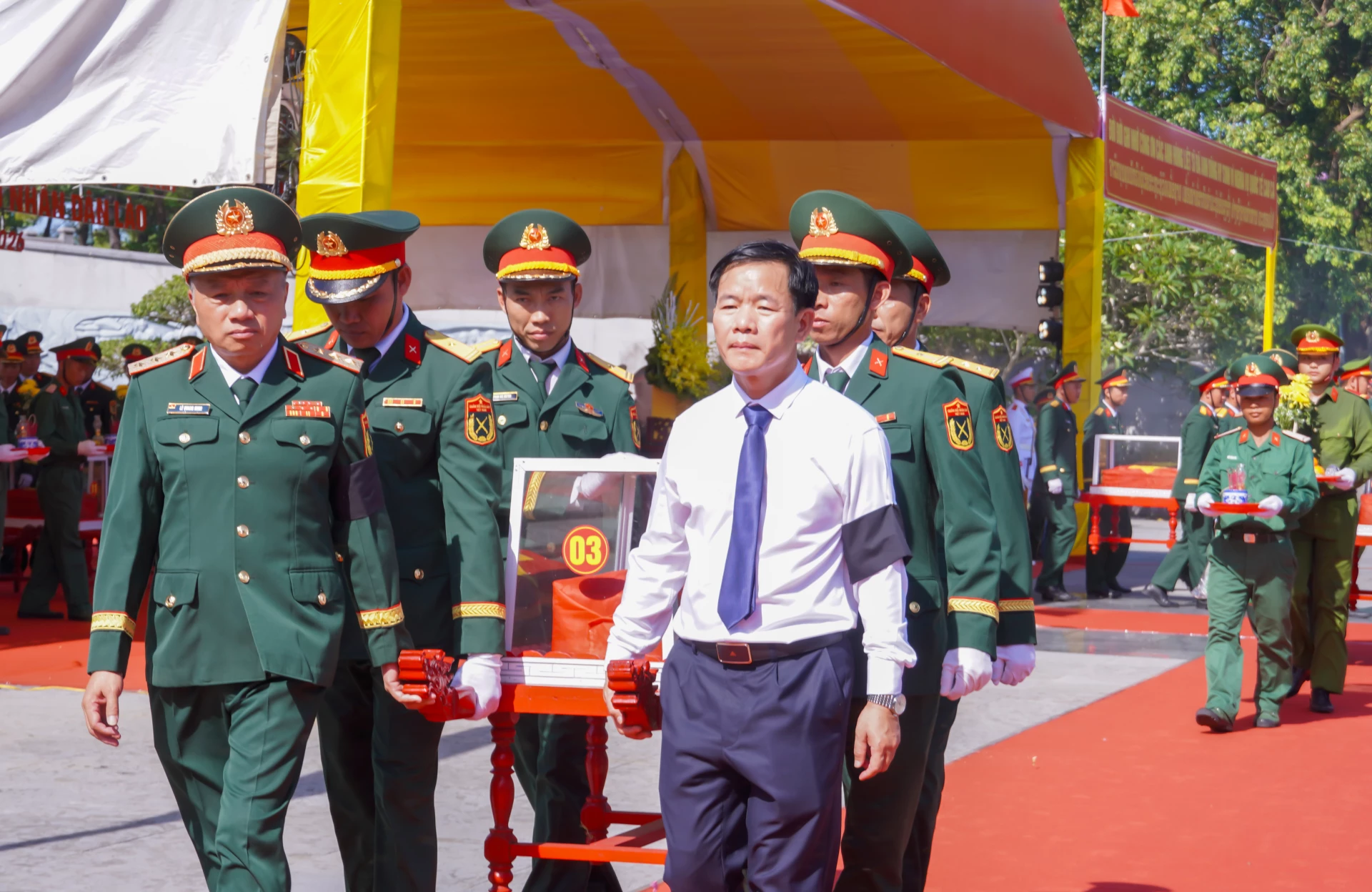 Các đại biểu đưa liệt sĩ về nơi an táng