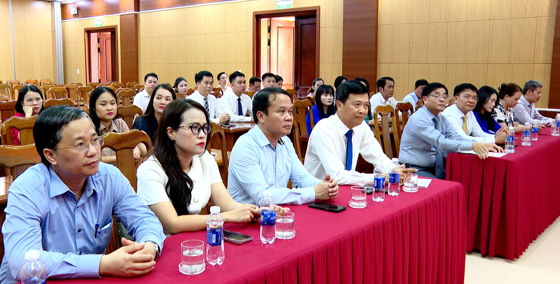 Các đại biểu dự lễ - Ảnh: H.Tr.