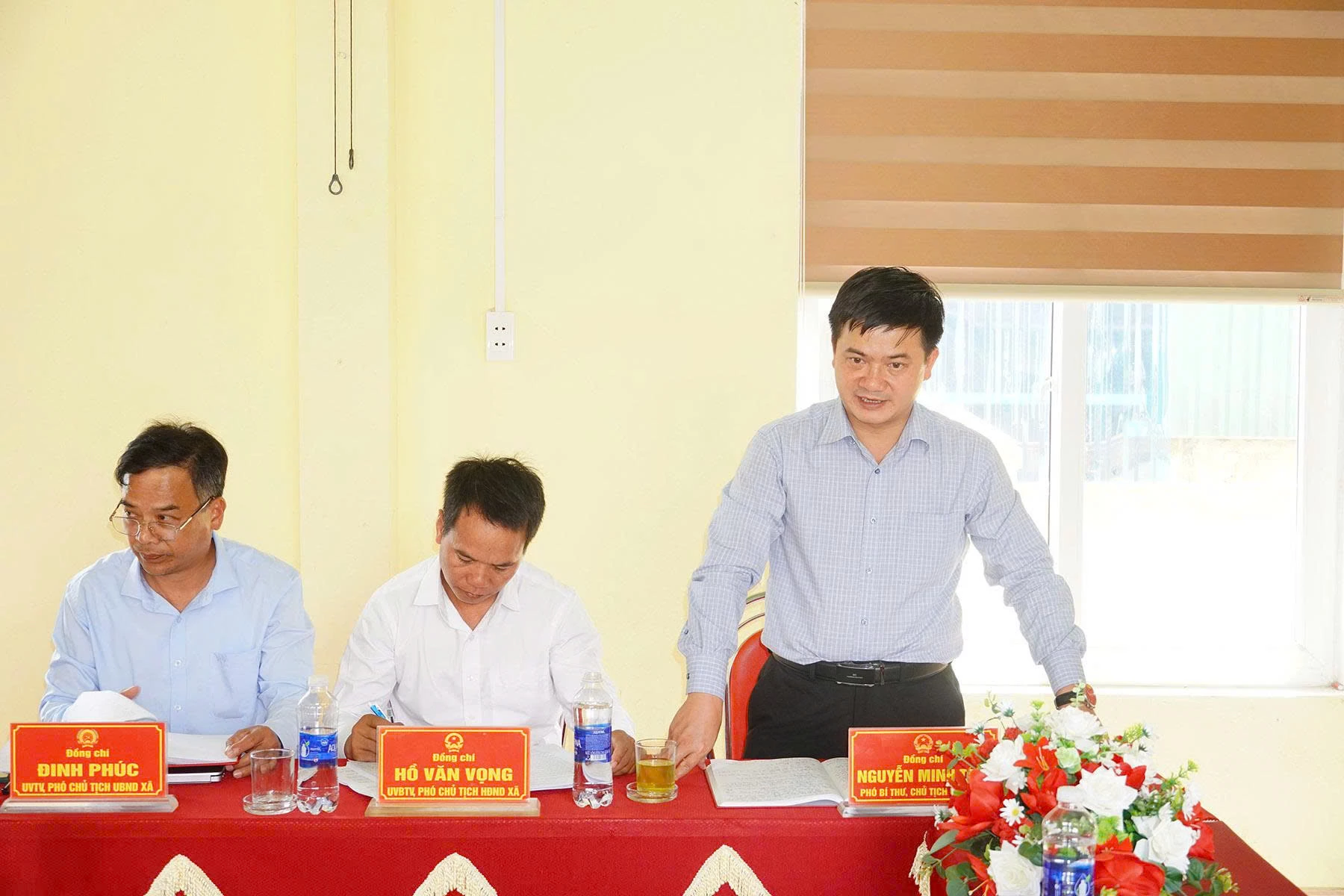 Đại diện UBND xã Hướng Lập báo cáo tình hình trên địa bàn xã - Ảnh: LT