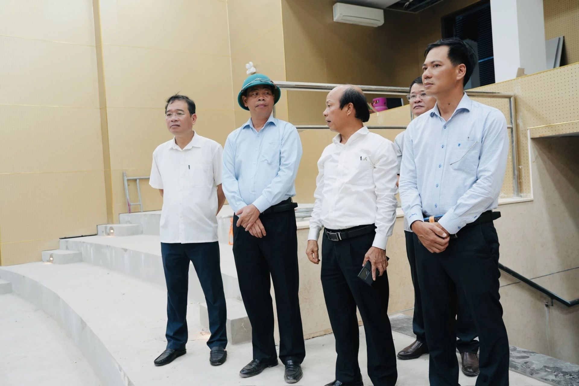 Đồng chí Nguyễn Đăng Quang cùng Đoàn giám sát kiểm tra tiến độ xây dựng trường quay chuyên nghiệp 250 chỗ của Báo và phát thanh, truyền hình Quảng Trị - Ảnh: Mỹ Nhị