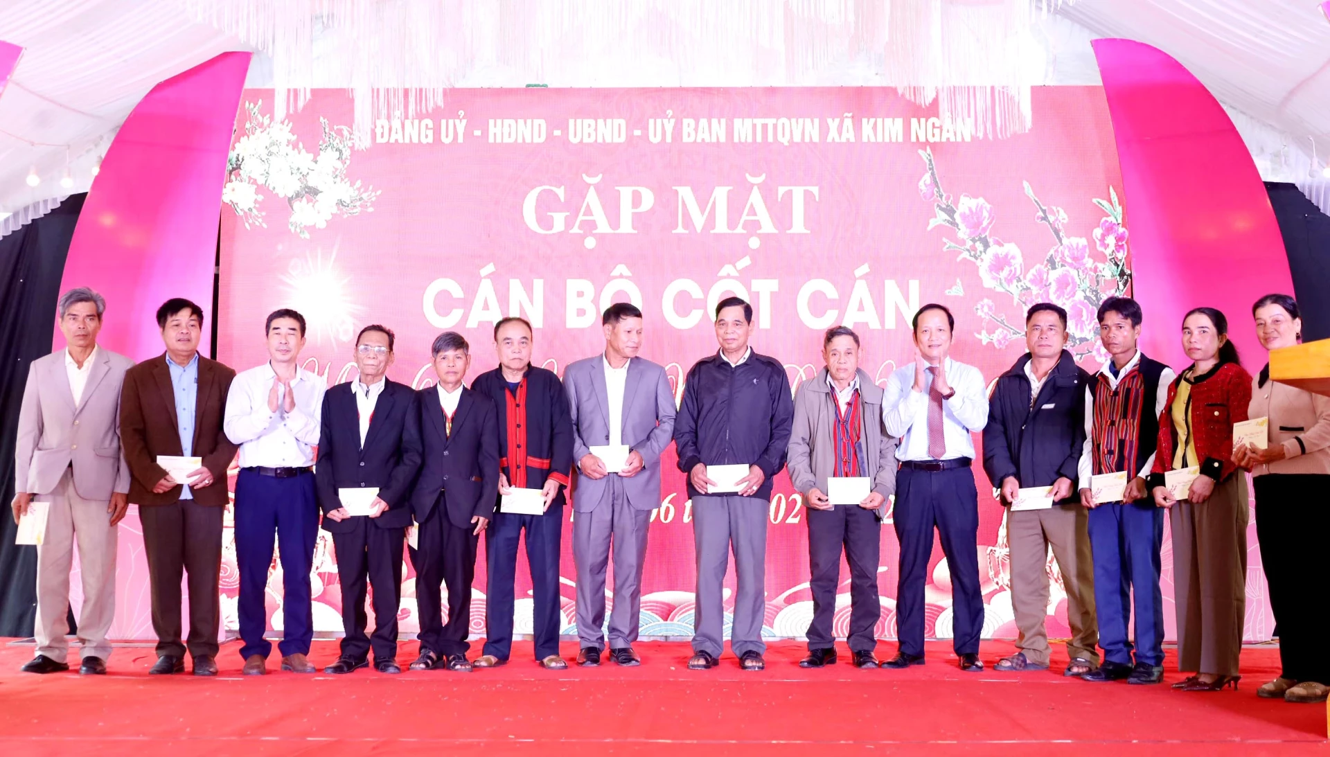 Chính quyền xã Kim Ngân tặng quà động viên các bí thư chi bộ, trưởng bản, già làng, người có uy tín trong dịp Tết cổ truyền năm 2026 - Ảnh: V.M
