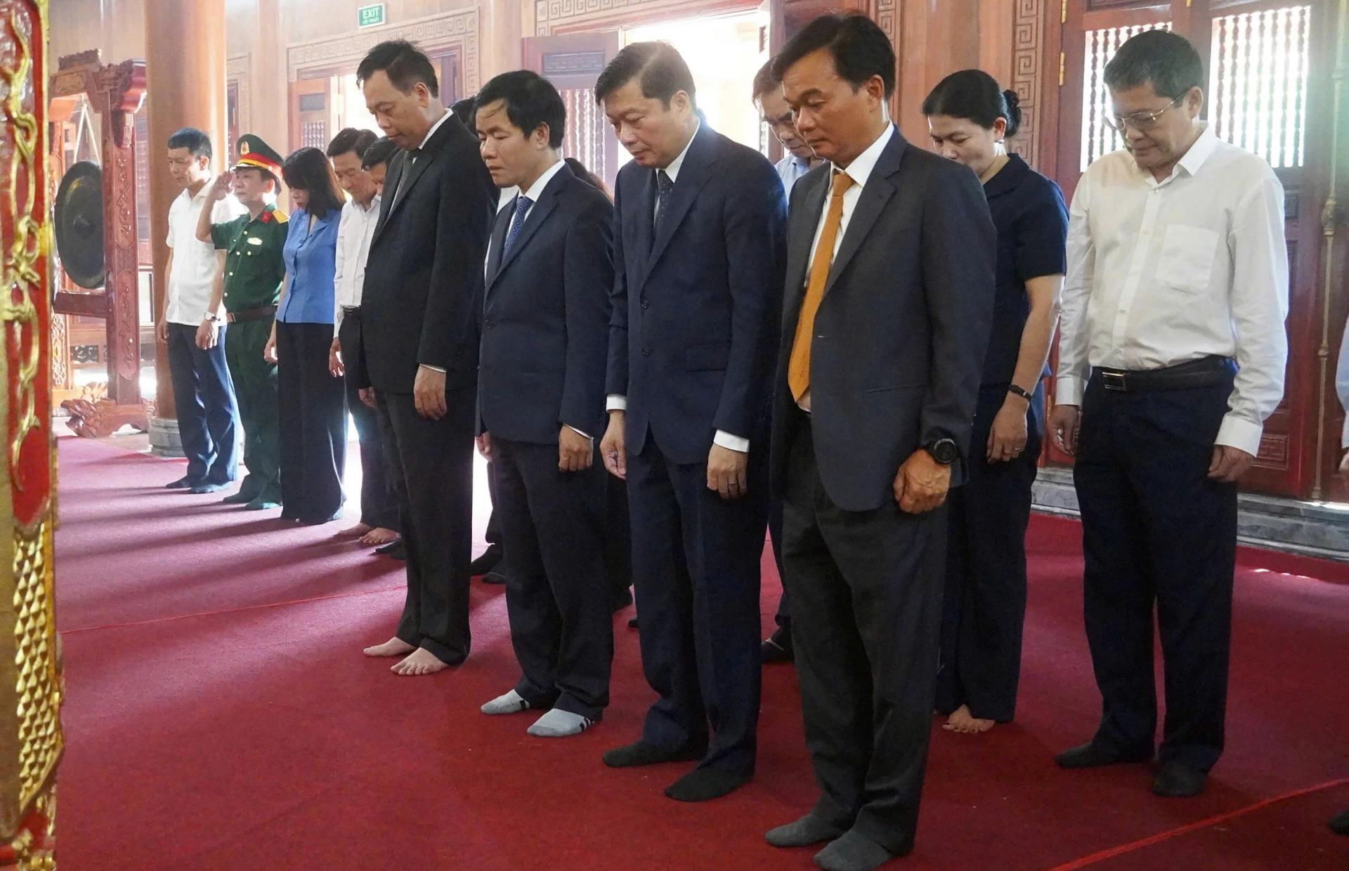 Các đồng chí lãnh đạo tỉnh dành phút mặc niệm bày tỏ lòng thành kính, biết ơn vô hạn công lao to lớn, sự hy sinh cao cả của Chủ tịch Hồ Chí Minh và các Anh hùng liệt sĩ - Ảnh: N.M