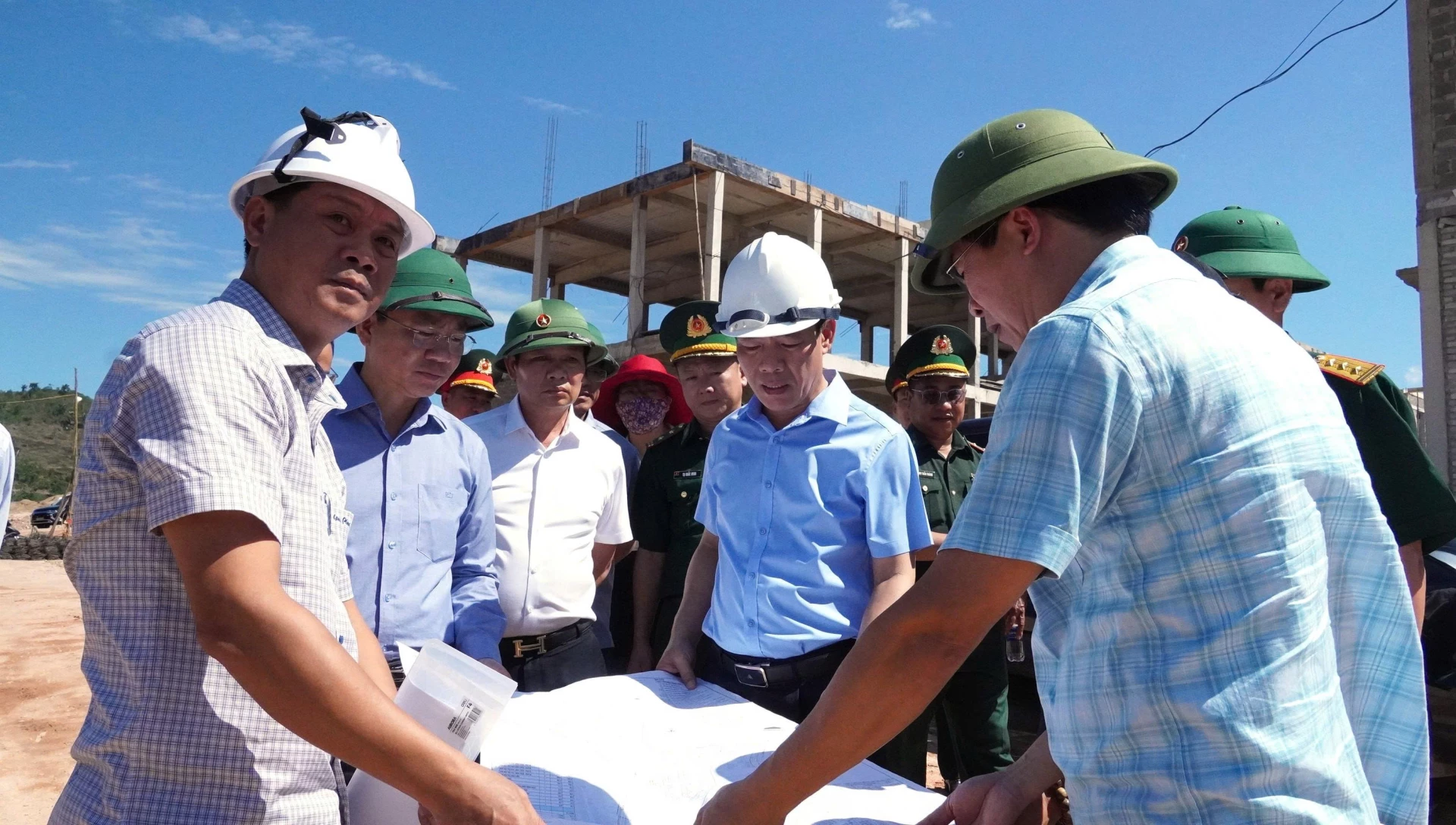 Đồng chí Nguyễn Văn Phương, Bí thư Tỉnh ủy yêu cầu nhà thầu khẩn trương huy động tối đa nhân lực, phương tiện, máy móc để đảm bảo tiến độ - Ảnh: Q.V