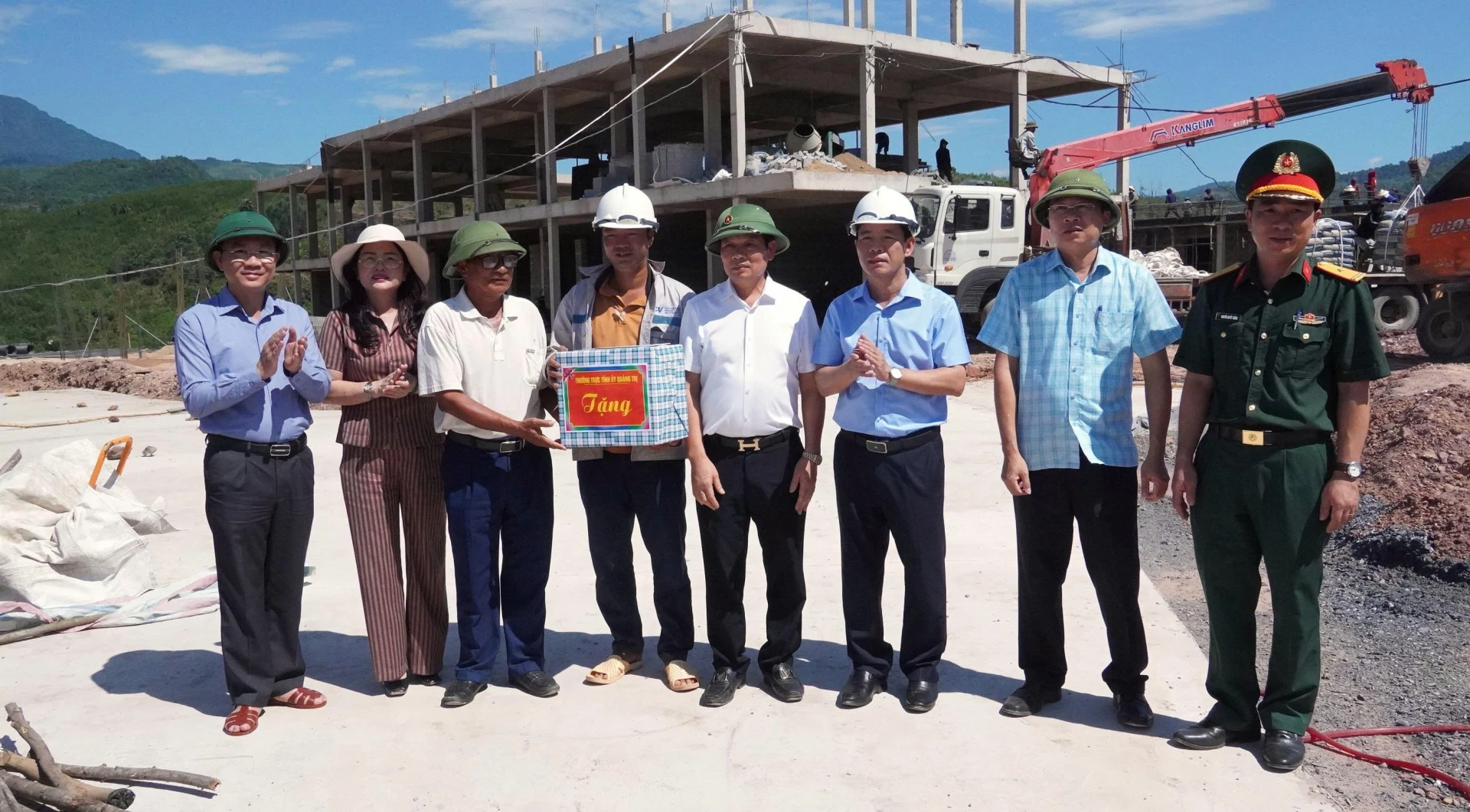 Đồng chí Nguyễn Văn Phương, Bí thư Tỉnh ủy tặng quà động viên chủ đầu tư, đơn vị thi công tại công trường xây dựng Trường nội trú TH và THCS Dân Hóa - Ảnh: Q.V