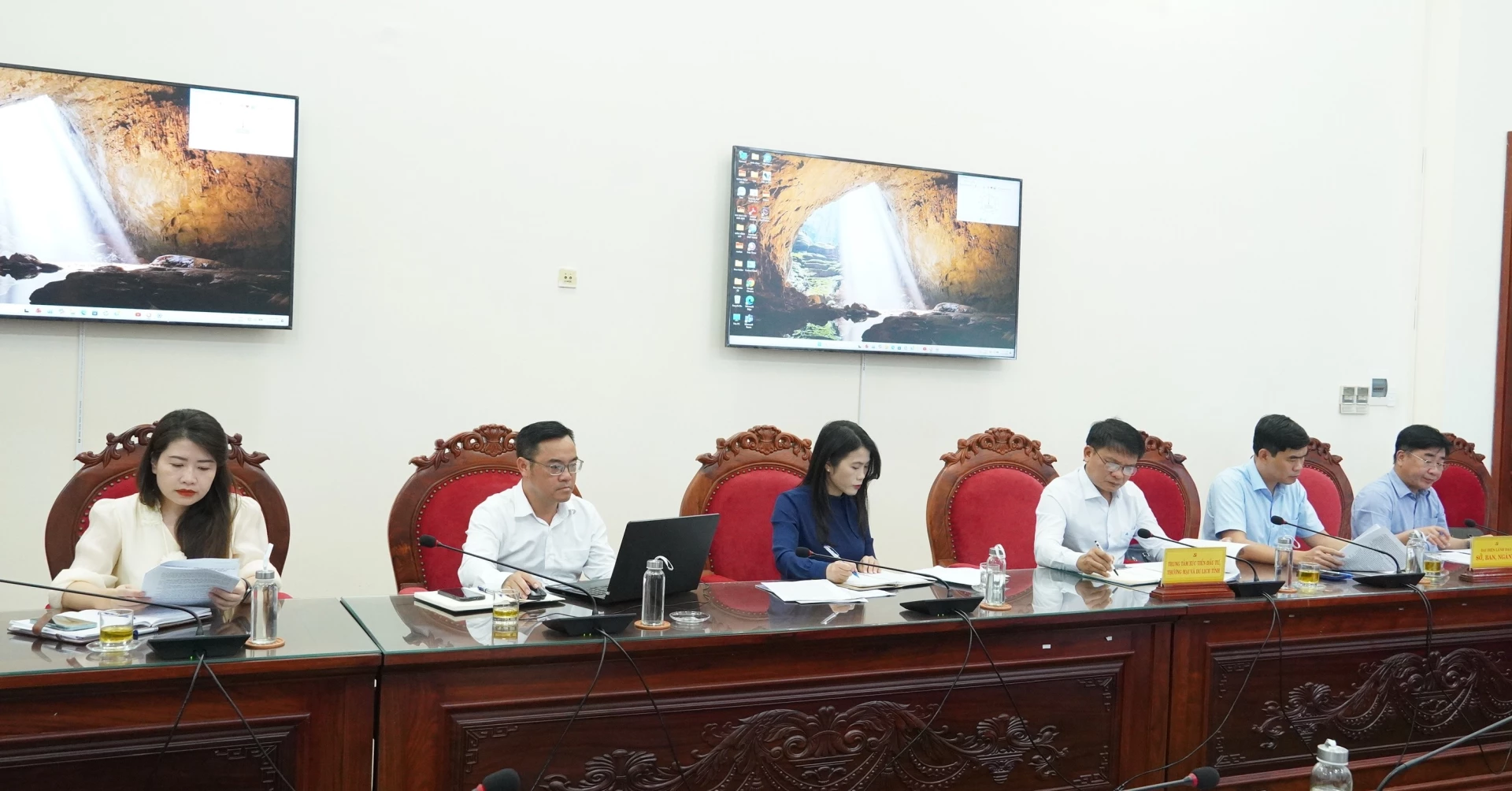 Đại biểu tham dự buổi làm việc - Ảnh: Q.V