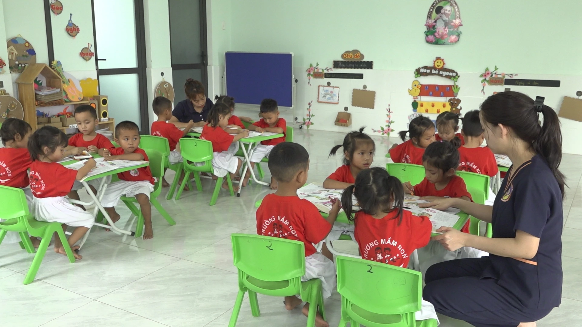 Cô và trò ở điểm trường mầm non mới Ra Man 2. MH 