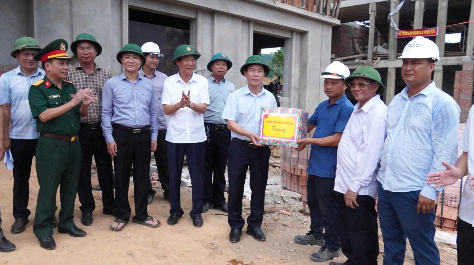 Đồng chí Nguyễn Văn Phương, Bí thư Tỉnh ủy tặng quà, động viên người lai động đang thi công tại Trường nội trú Tiểu học và Trung học cơ sở Đakrông - Ảnh: Q.V