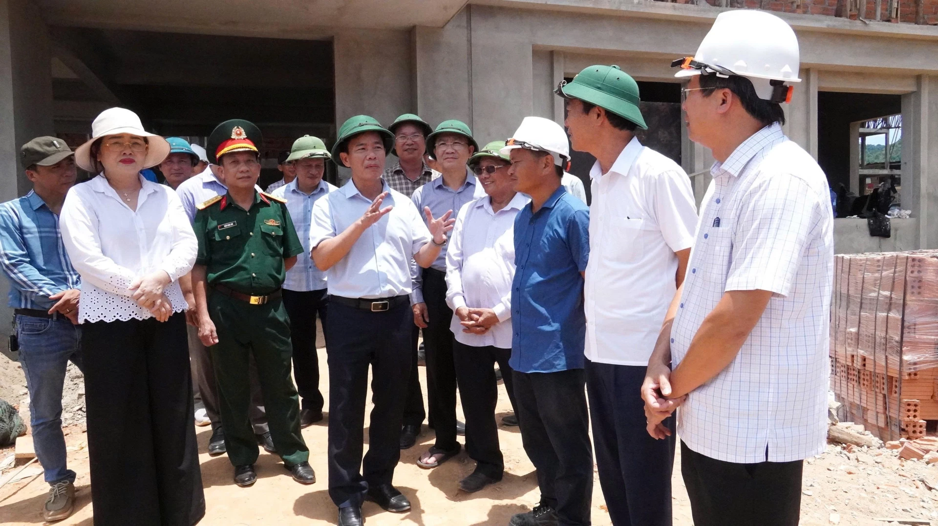 Đồng chí Nguyễn Văn Phương, Bí thư Tỉnh ủy đánh giá cao sự nỗ lực, cố gắng của các đơn vị liên quan trong triển khai thi công Trường nội trú Tiểu học và Trung học cơ sở Đakrông - Ảnh: Q.V