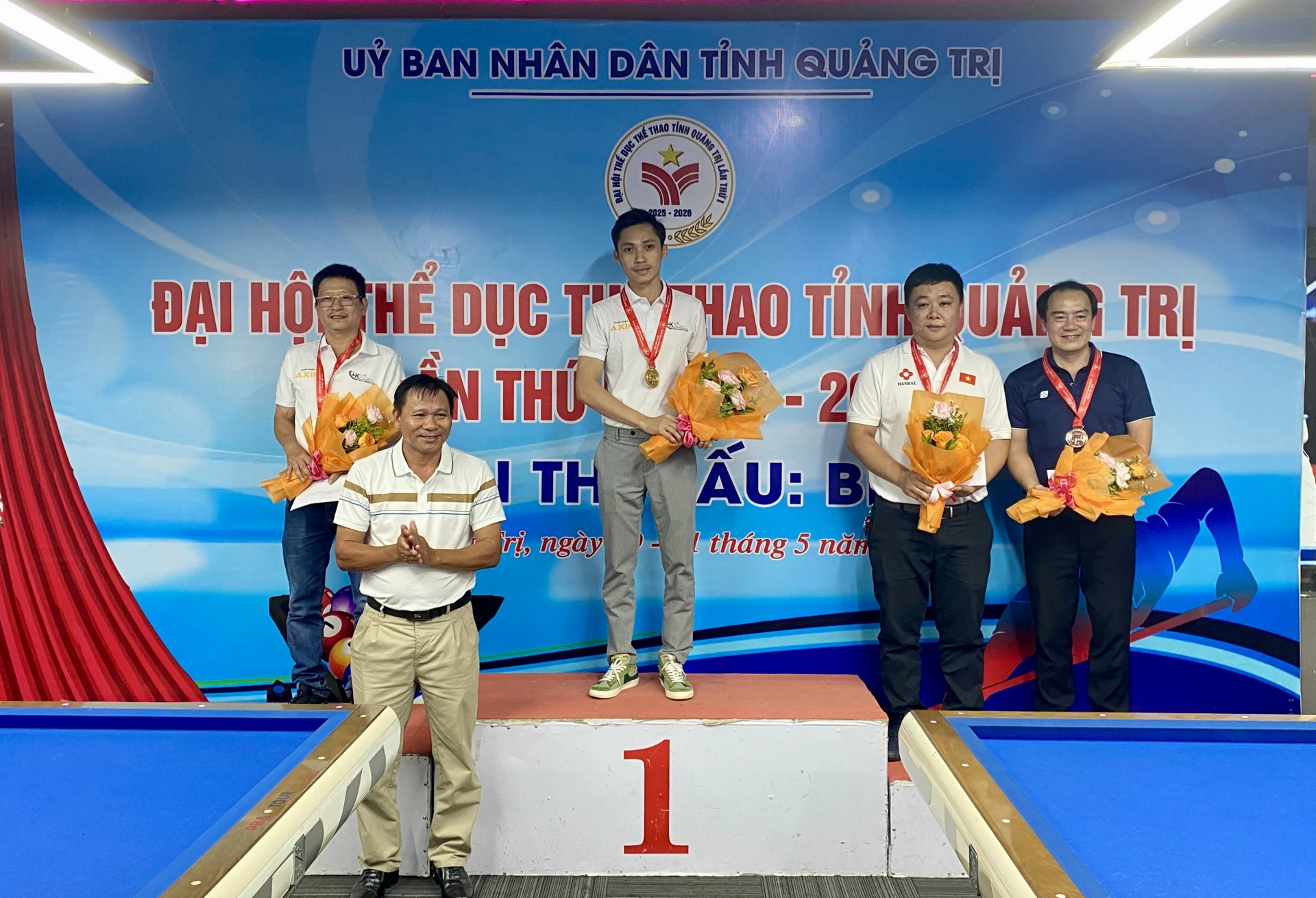 Ban Tổ chức trao giải cho các cơ thủ đạt thành tích cao nội dung đơn carom 3 băng - Ảnh: H.N