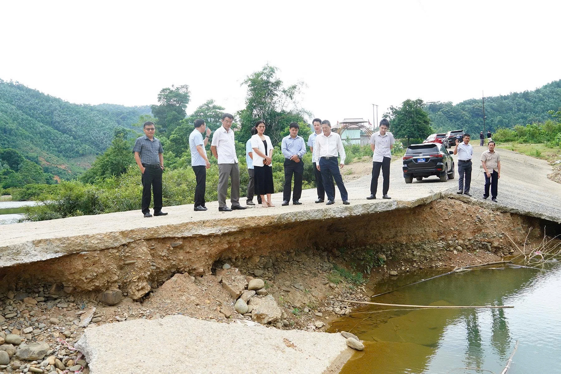 Đồng chí Phó chủ tịch UBND tỉnh Phan Phong Phú kiểm tra các công trình bị hư hỏng tại xã Hướng Lập - Ảnh: LT